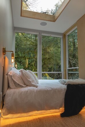 Desk, WiFi, bed sheets