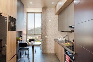 Fridge, microwave, oven, stovetop - Lux New Vacation Home 24/7 Power Brummana Views (Broummana)