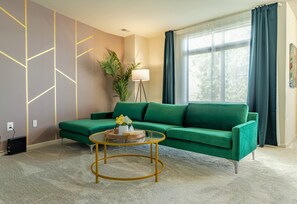 Living area - Stunning 3BR Townhome Near DC/Boeing Park/Airport (Arlington)