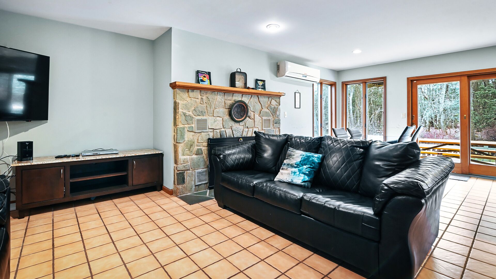 Poconos Breezy Paradise Cabin: Lakeview Retreat