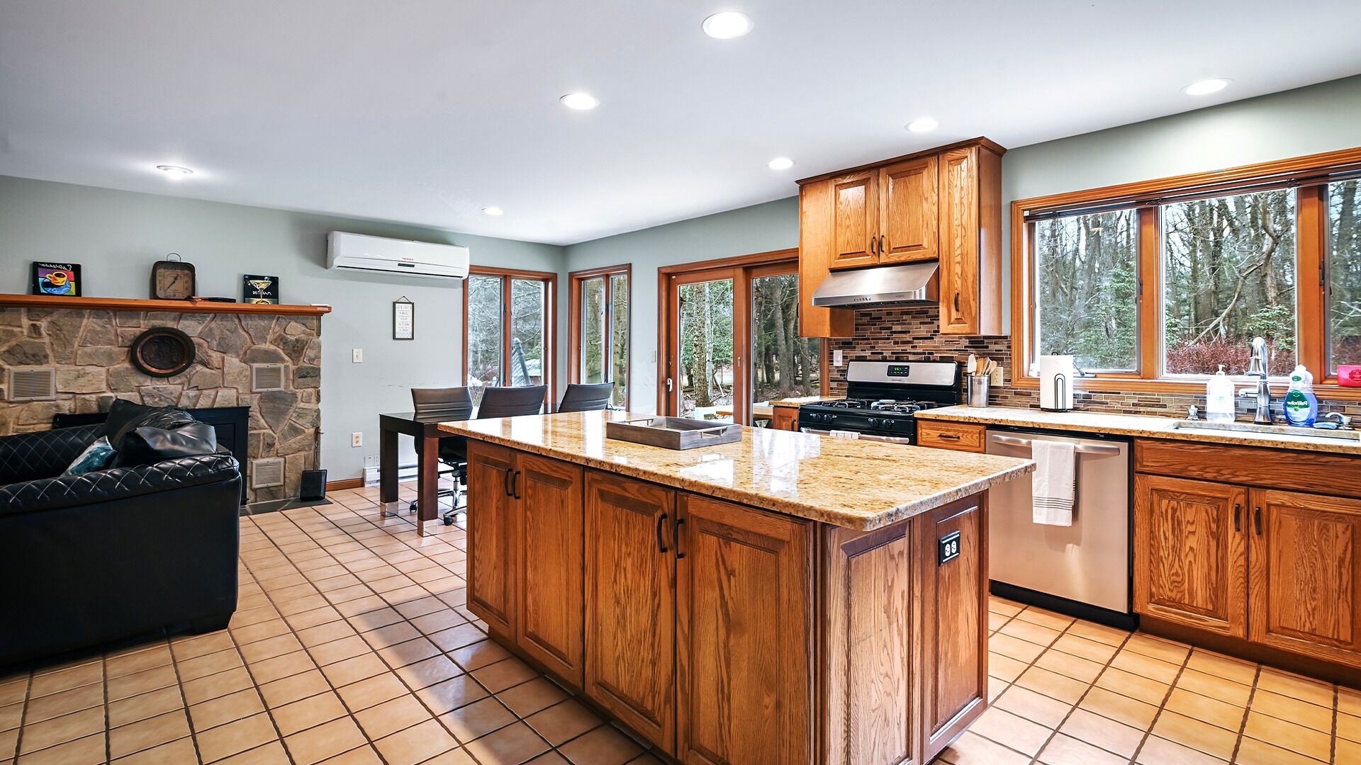 Poconos Breezy Paradise Cabin: Lakeview Retreat