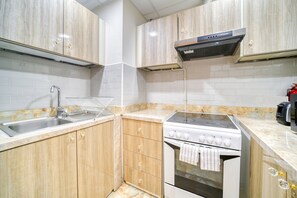 Refrigerador, microondas, horno y tetera eléctrica 