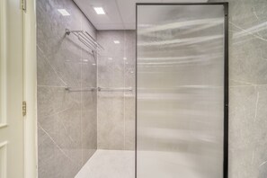Dusche, Haartrockner, Handtücher