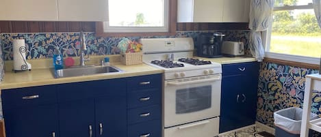 Een koelkast, een magnetron, een oven, een kookplaat