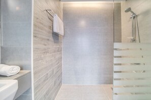 Shower, hair dryer, towels, soap - Cosmopolitan 1BR at Vezul Residences Business Bay by Deluxe Holiday Homes (Dubai)