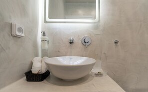 Douche, sèche-cheveux, serviettes fournies, savon