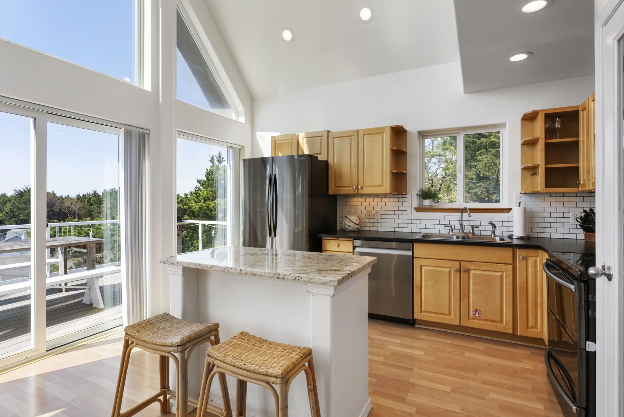 *NEW Owner* Walk to Beach. Pets welcome. Sleeps 10