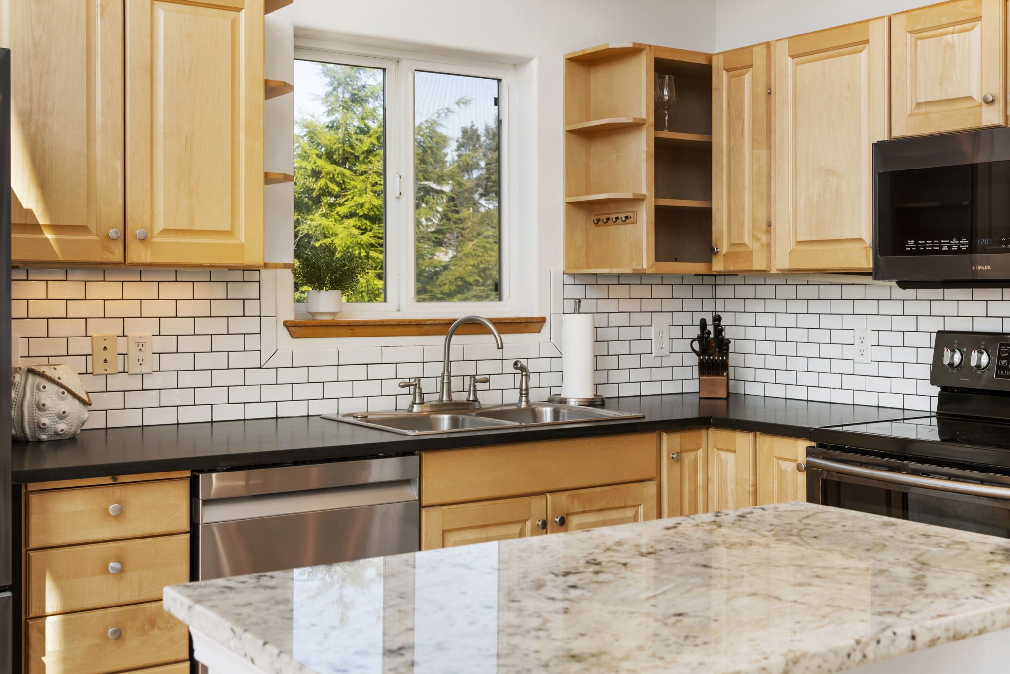 *NEW Owner* Walk to Beach. Pets welcome. Sleeps 10