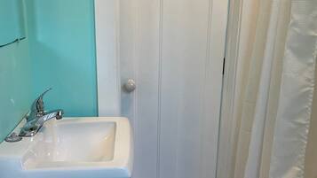 Căn hộ cơ bản | Phòng tắm | Máy sấy tóc, khăn tắm, xà phòng, dầu gội