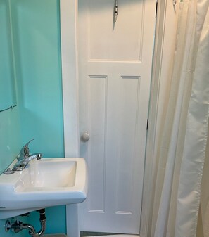 Basic Apartment | Bathroom | Hair dryer, towels, soap, shampoo - Seaside Retreat (Wachapreague)