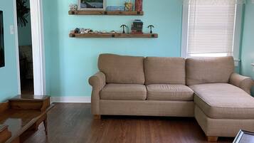 Basic Apartment | Living room | Flat-screen TV