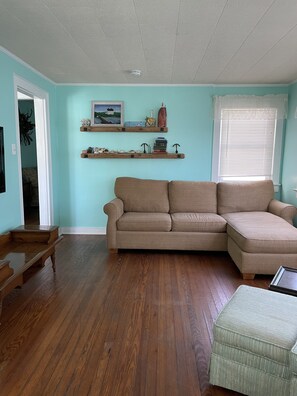 Basic Apartment | Living room | Flat-screen TV - Seaside Retreat (Wachapreague)