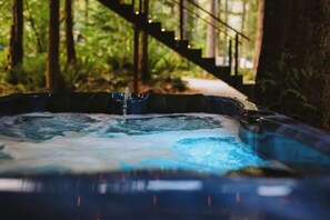 Outdoor spa tub - The Treeframe Cabin (Index)