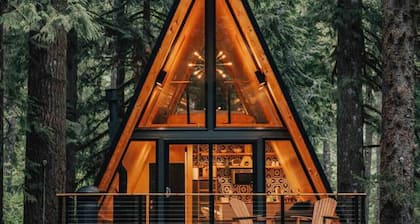 The Treeframe Cabin- Hot Tub + Sauna + Cold Plunge