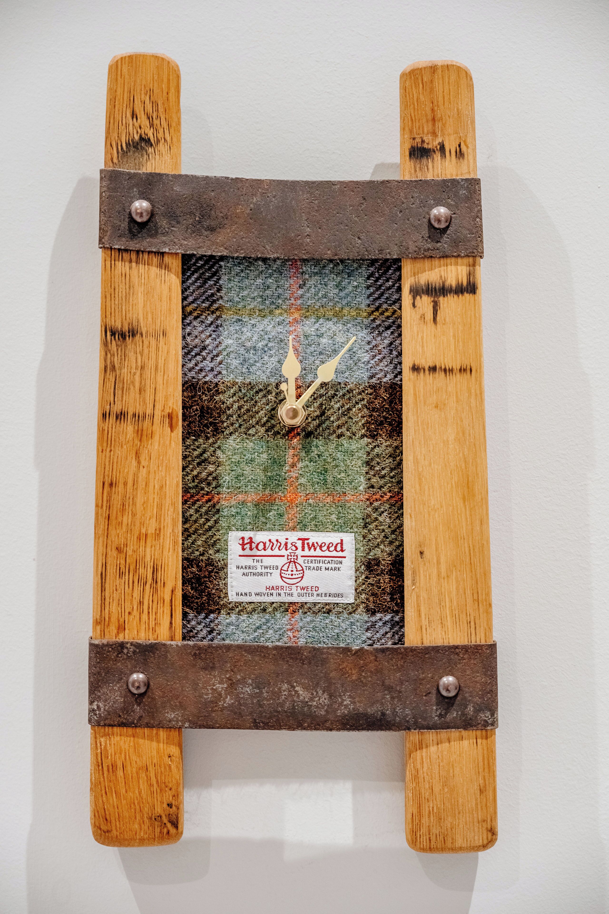 Ein Holzrahmen mit einem Harris Tweed-Etikett und einem Karomuster.