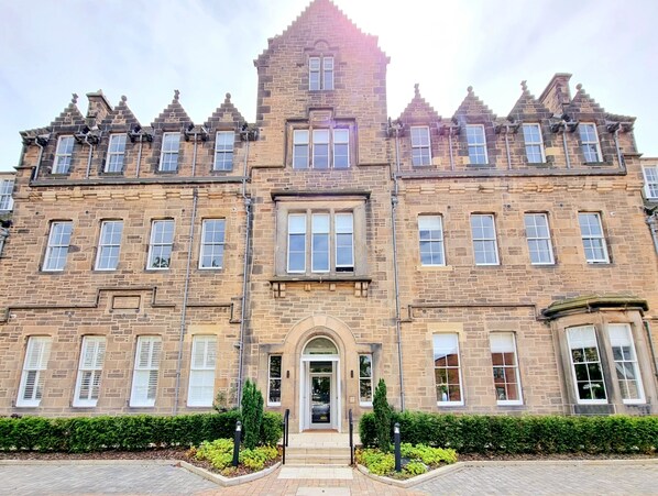 Front of property - Unique Victorian Apartment in Edinburgh (Edinburgh)