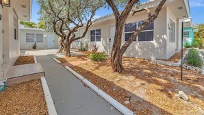 A residential area with a pathway leading to a house with a garage. - 1BR Getaway by Dania & Hollywood Beach (Hollywood)
