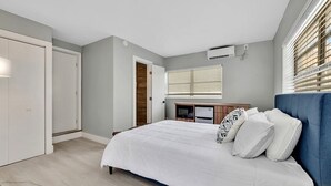 A bedroom with a bed, bedside tables, a wardrobe, and a window with blinds. - 1BR Getaway by Dania & Hollywood Beach (Hollywood)