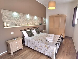 1 bedroom, iron/ironing board, free WiFi, bed sheets - Citrus Yellow - confortable suite (Siracusa)