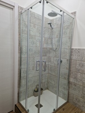 Shower, hair dryer, bidet, towels - Citrus Yellow - confortable suite (Siracusa)