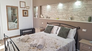 1 bedroom, iron/ironing board, free WiFi, bed sheets - Citrus Yellow - confortable suite (Siracusa)