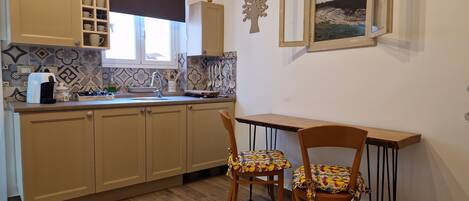 Kjøleskap, kokeplater, kaffetrakter/tekoker og vannkoker