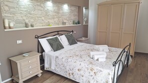 1 bedroom, iron/ironing board, free WiFi, bed sheets - Citrus Yellow - confortable suite (Siracusa)