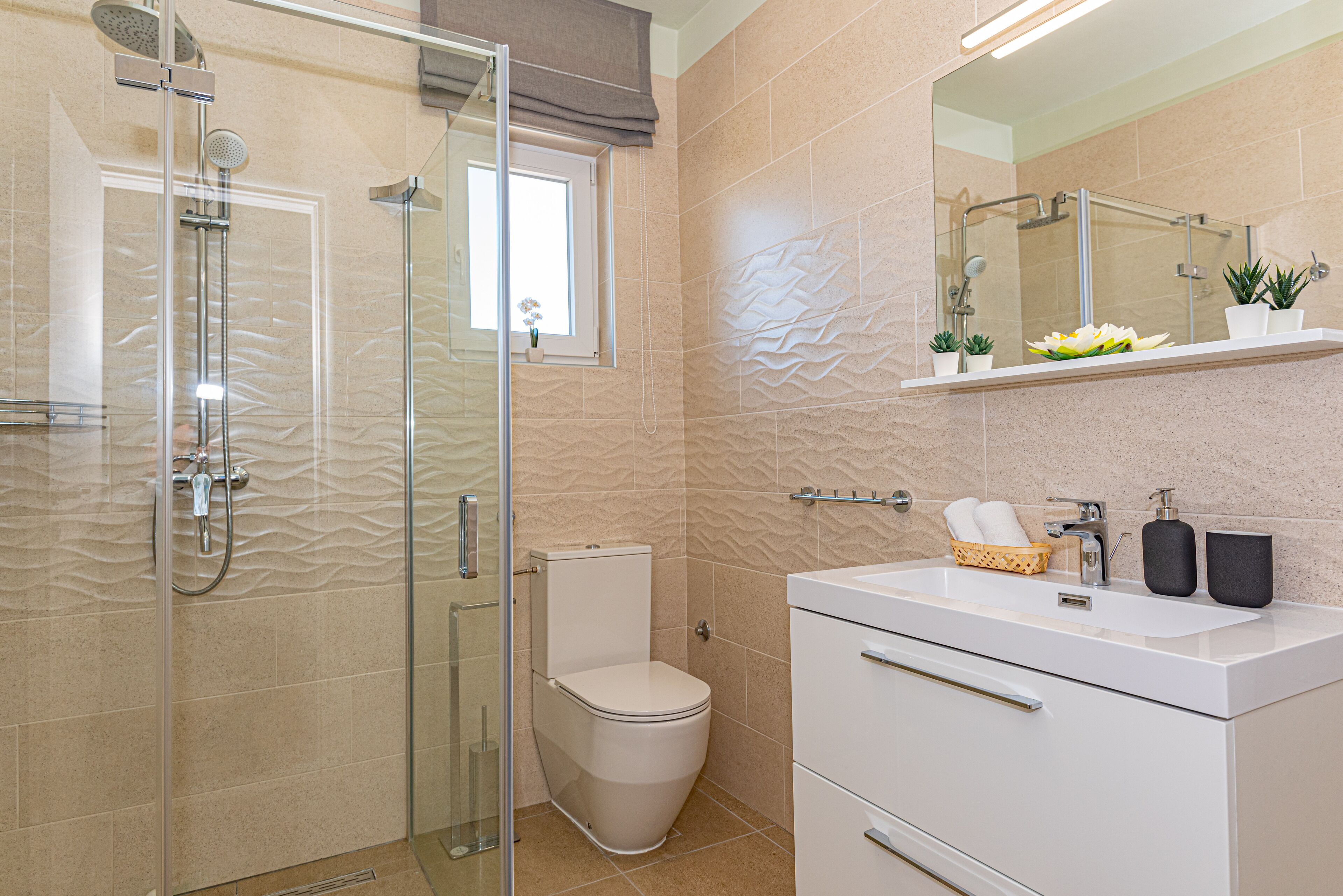 Dusj, hårføner, håndklær og såpe