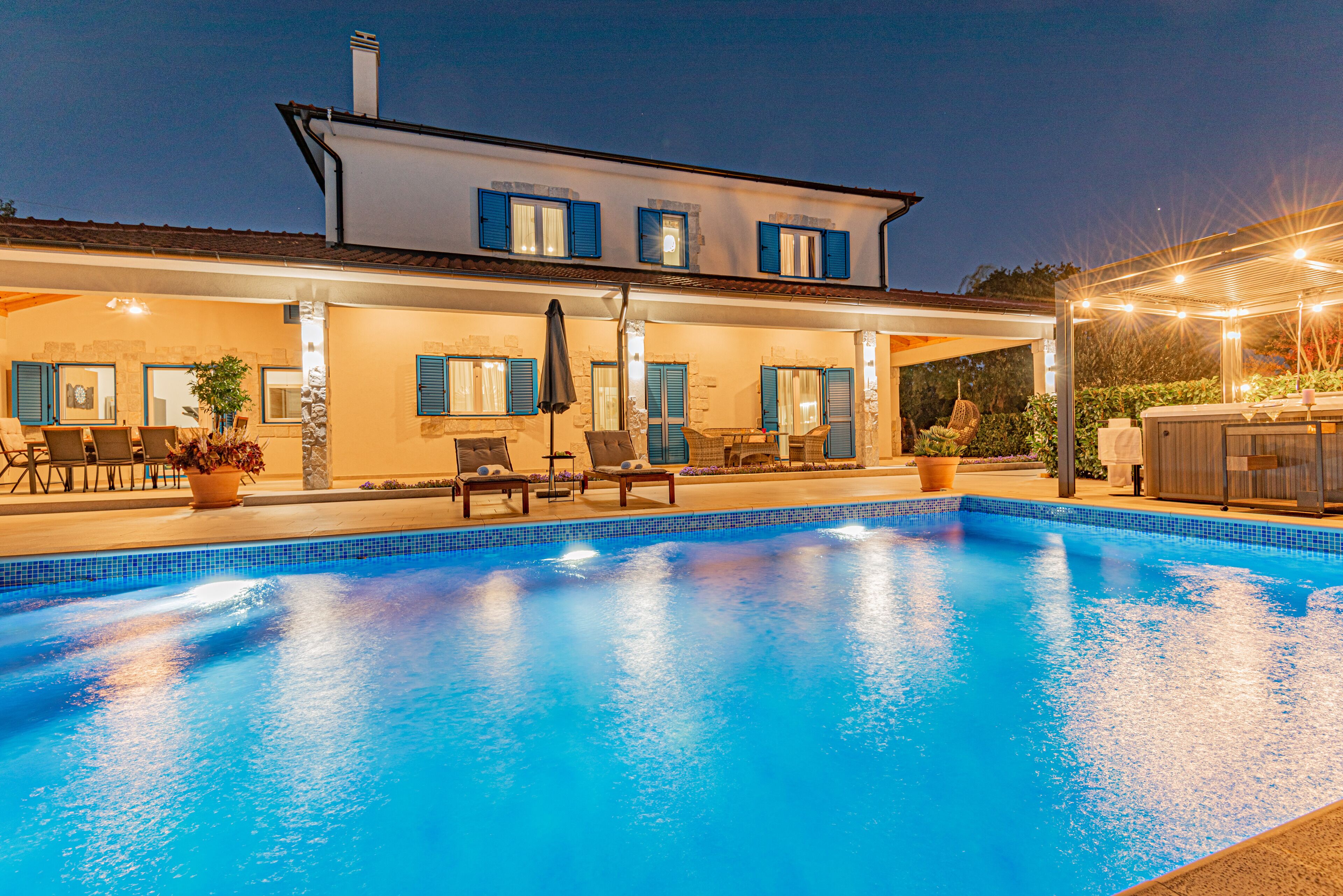 Piscina a l'aire lliure i piscina climatitzada 