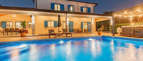 Outdoor pool, a heated pool