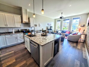 Fridge, microwave, oven, stovetop - Corner of Market & Front St. Renovated TOP FLOOR. Bridgeview. Renovated. (Wilmington)