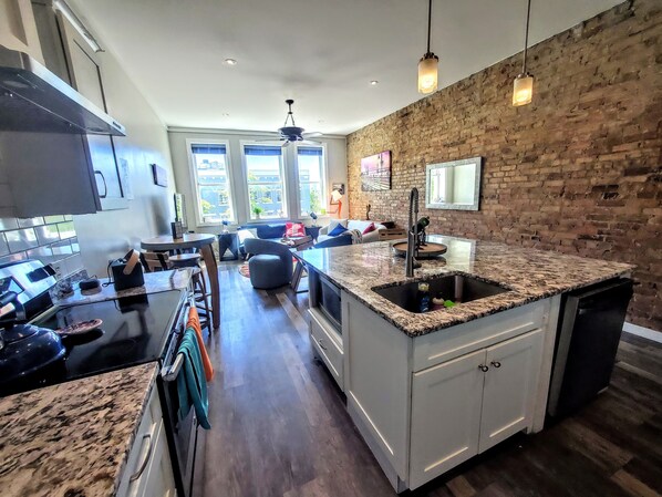 Fridge, microwave, oven, stovetop - Corner of Market & Front St. Renovated TOP FLOOR. Bridgeview. Renovated. (Wilmington)