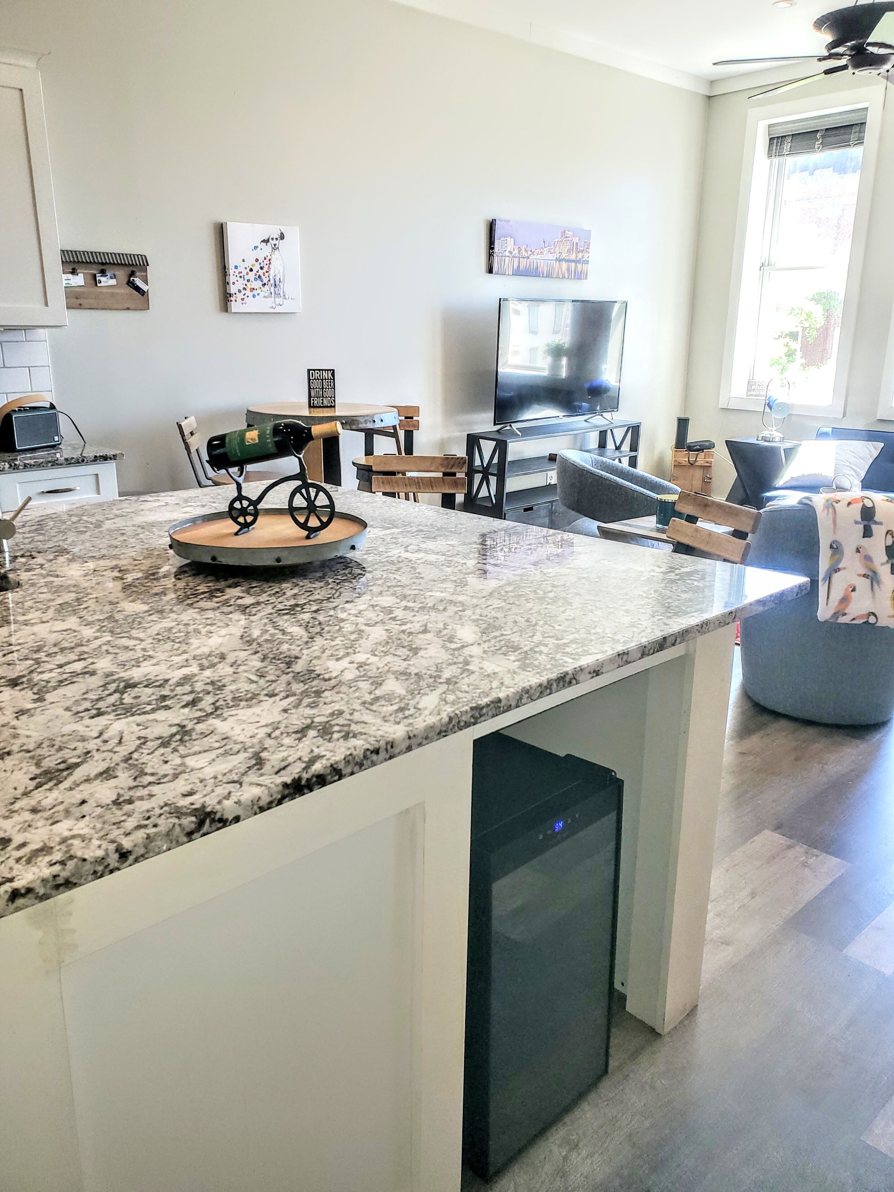 Corner of Market & Front St. Renovated  TOP FLOOR.  Bridgeview.  Renovated.