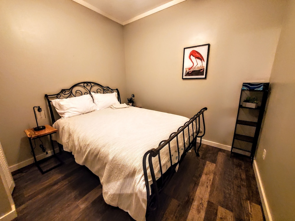 Corner of Market & Front St. Renovated TOP FLOOR. Bridgeview. Renovated