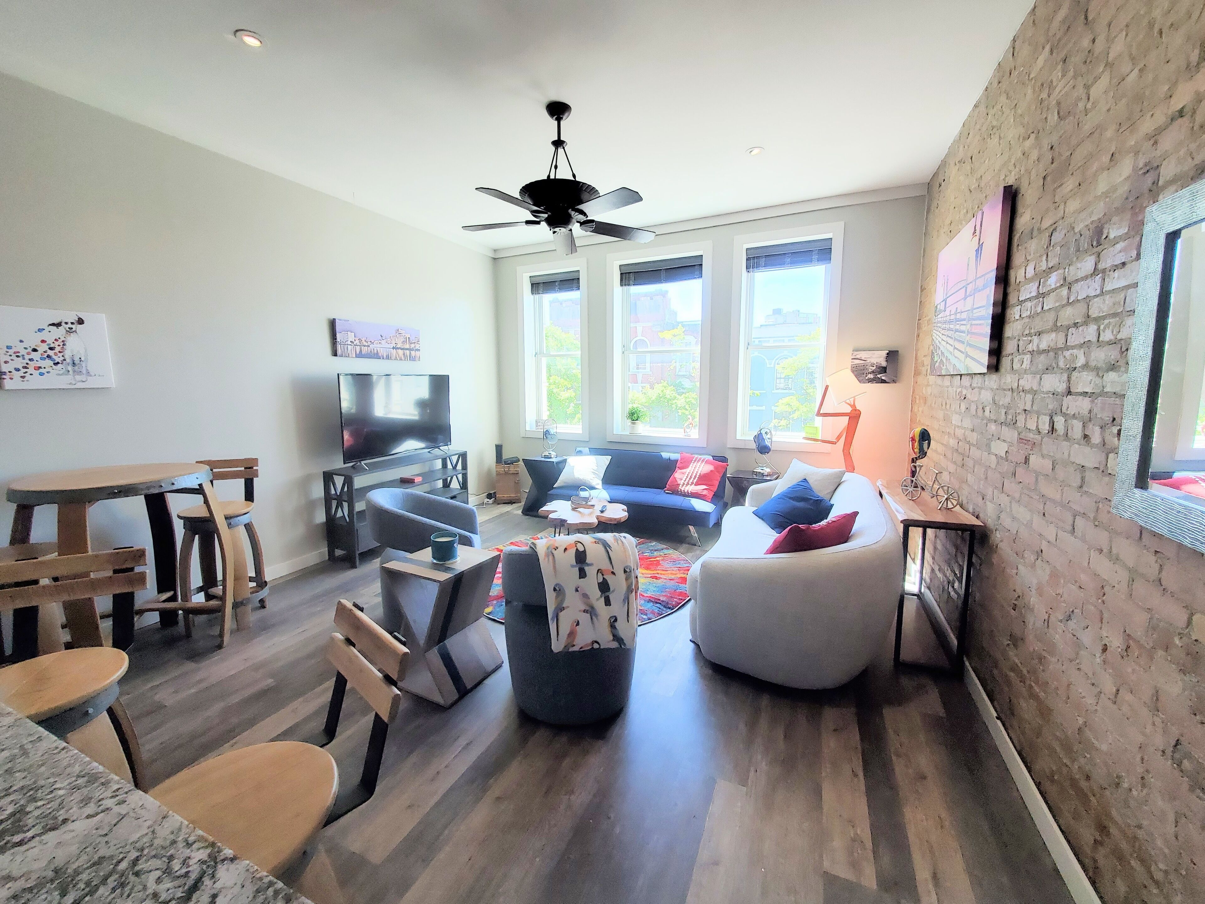 Corner of Market & Front St. Renovated  TOP FLOOR.  Bridgeview.  Renovated.