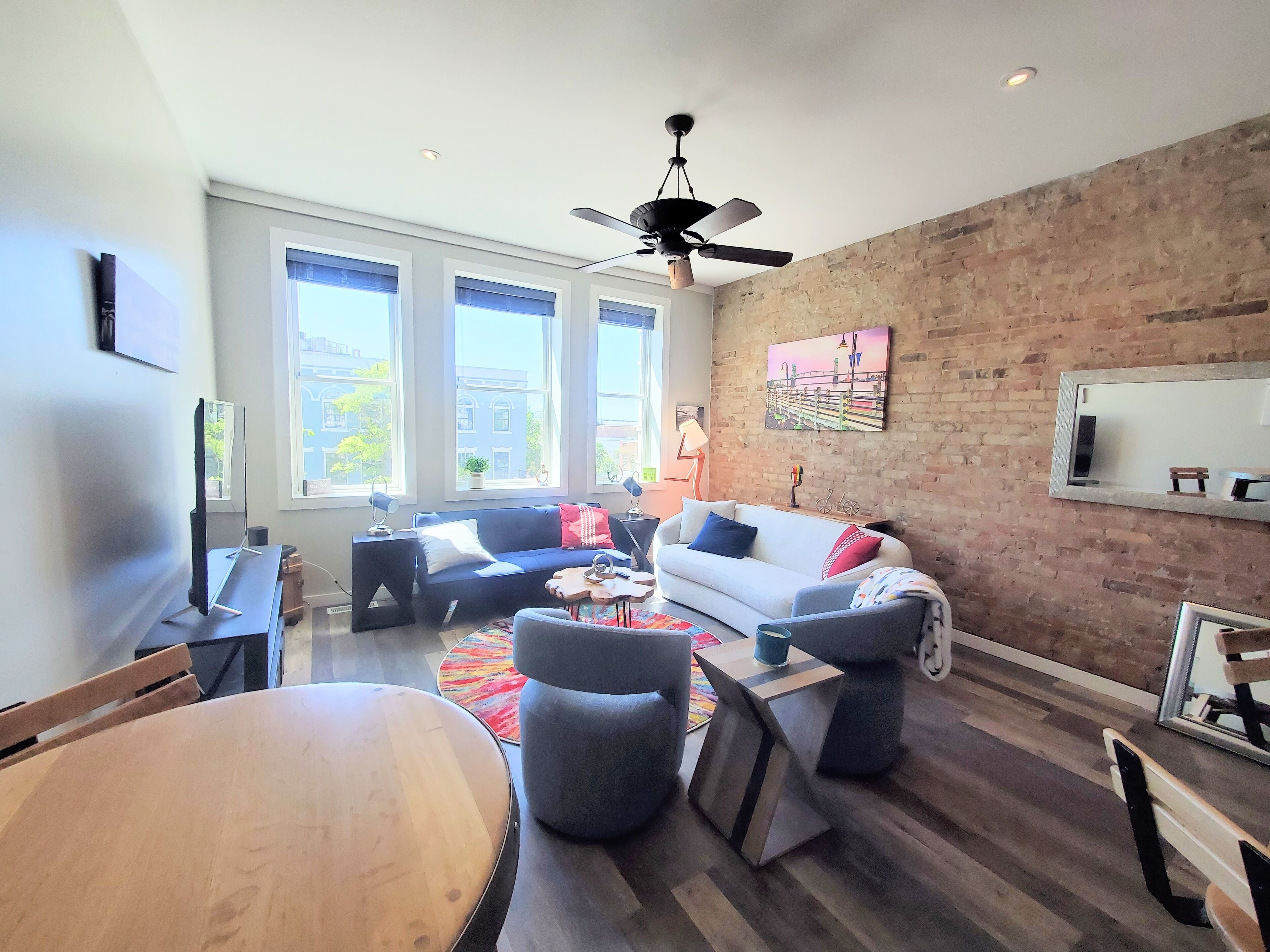 Corner of Market & Front St. Renovated  TOP FLOOR.  Bridgeview.  Renovated.