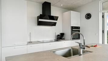 Coffee/tea maker, fridge, microwave, stovetop