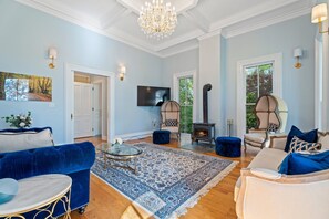 Smart TV, fireplace, books, stereo - Stunner close to Cornell, Cortland, Finger Lakes! Spread out on 3 acres! (Groton)