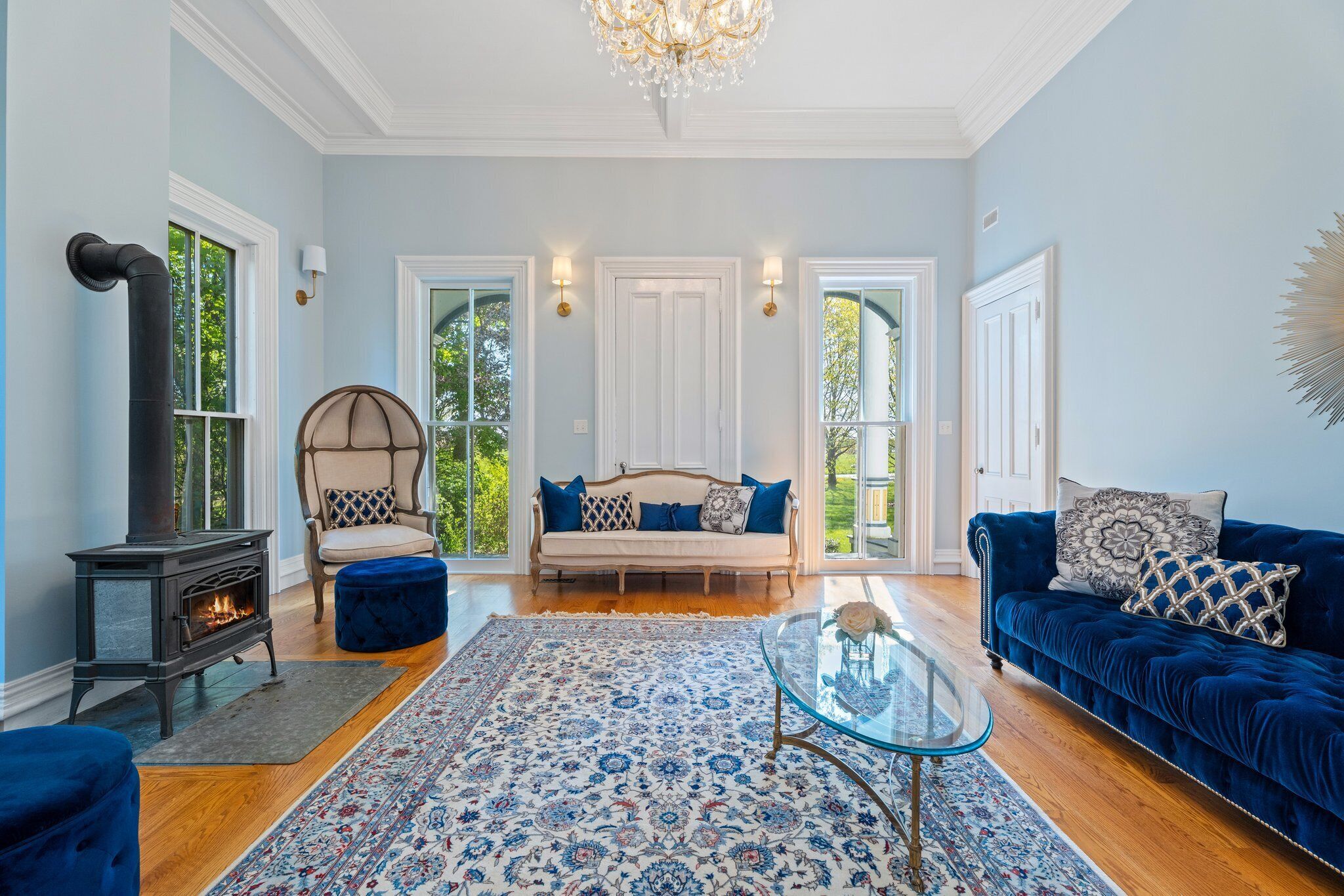 TV connectée, cheminée, livres, chaîne hi-fi