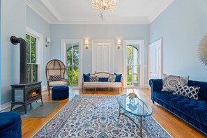 Smart TV, fireplace, books, stereo - Stunner close to Cornell, Cortland, Finger Lakes! Spread out on 3 acres! (Groton)