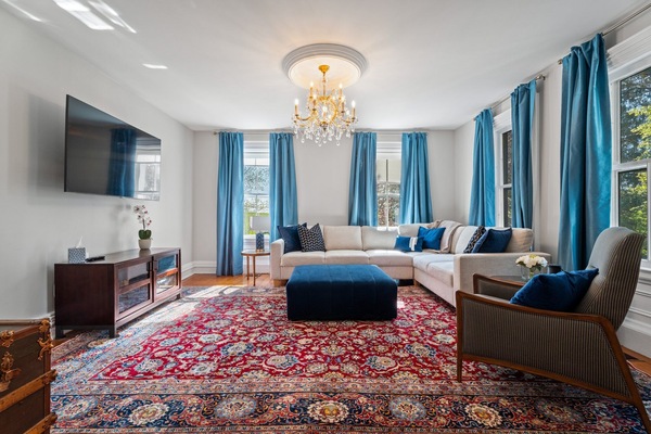 Smart-TV, Kamin, Bücher, Stereoanlage