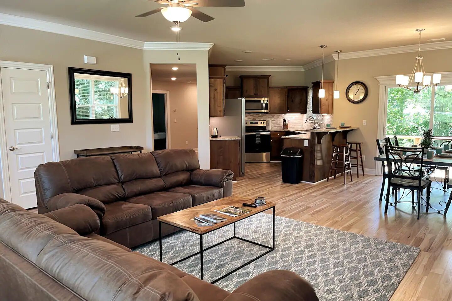 スマートテレビ、暖炉、テレビゲーム、書庫