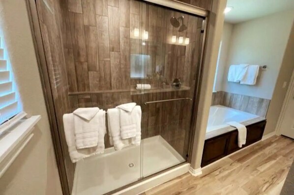 Shower, jetted bath, hair dryer, towels - New Hot Tub Lake View King Suite FAST WiFi 75” TV (Eureka Springs)