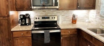 New Hot Tub Lake View King Suite FAST WiFi 75” TV