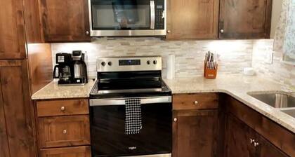 New Hot Tub Lake View King Suite FAST WiFi 75” TV