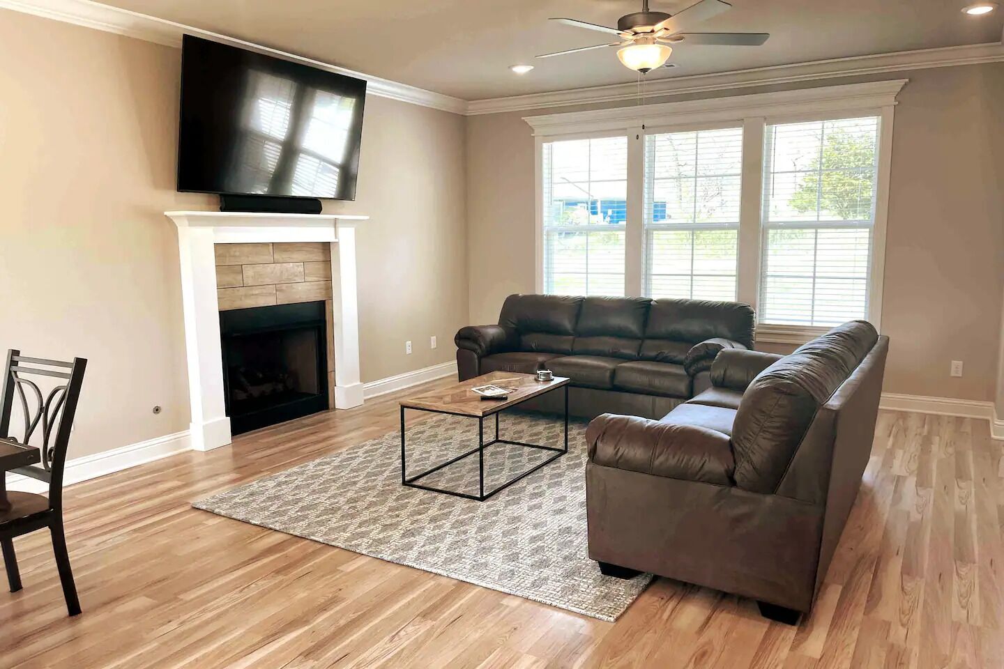 Lake View King Suite Jacuzzi Tub FAST WiFi 75” TV