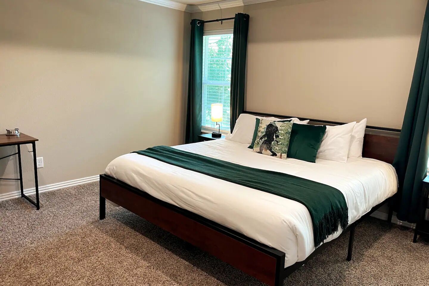 3 makuuhuonetta, työpöytä, silitysrauta/-lauta, vauvan matkasänky