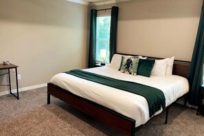 3 soverom, skrivebord, strykejern/-brett og reiseseng for barn