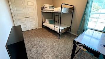 3 slaapkamers, een bureau, een strijkplank/strijkijzer, reisbedje