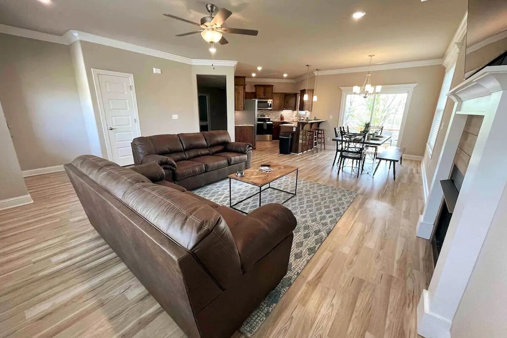 Lake View King Suite Jacuzzi Tub FAST WiFi 75” TV